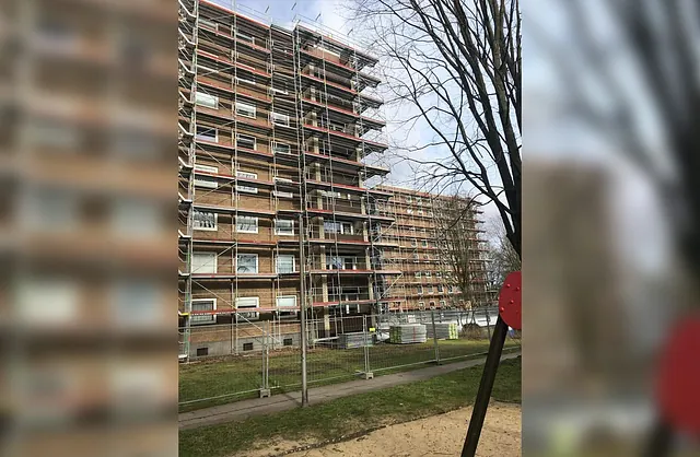 Mehrstöckige Wohngebäude mit großflächigen Fassadengerüsten für Sanierungsarbeiten an der Ochsenzollerstraße 144 in Norderstedt.