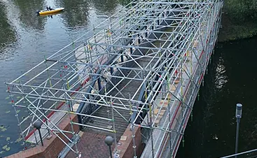 Aufwendige Gerüstkonstruktion über einer Wasserfläche für schwer zugängliche Arbeitsbereiche, Spezialgerüstbau in Hamburg und Umgebung.