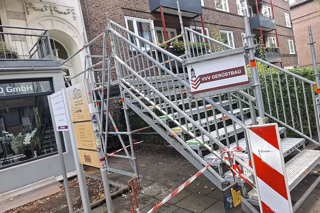 Temporäres Treppengerüst aus Metall mit rutschfesten Stufen und Geländern als sicherer Baustellenzugang für Bau- und Sanierungsarbeiten in Hamburg.
